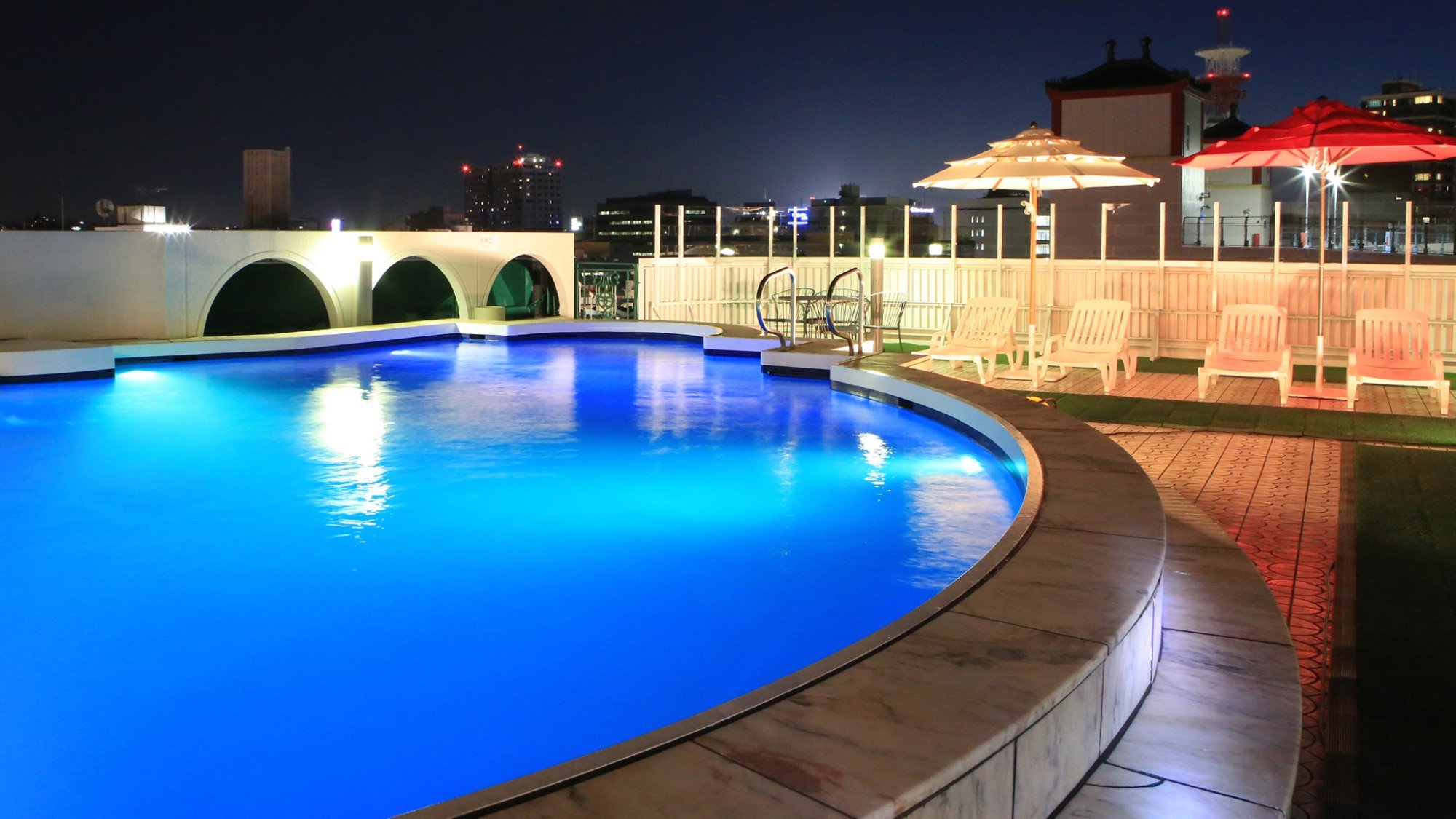 🏊 Rooftop Pool