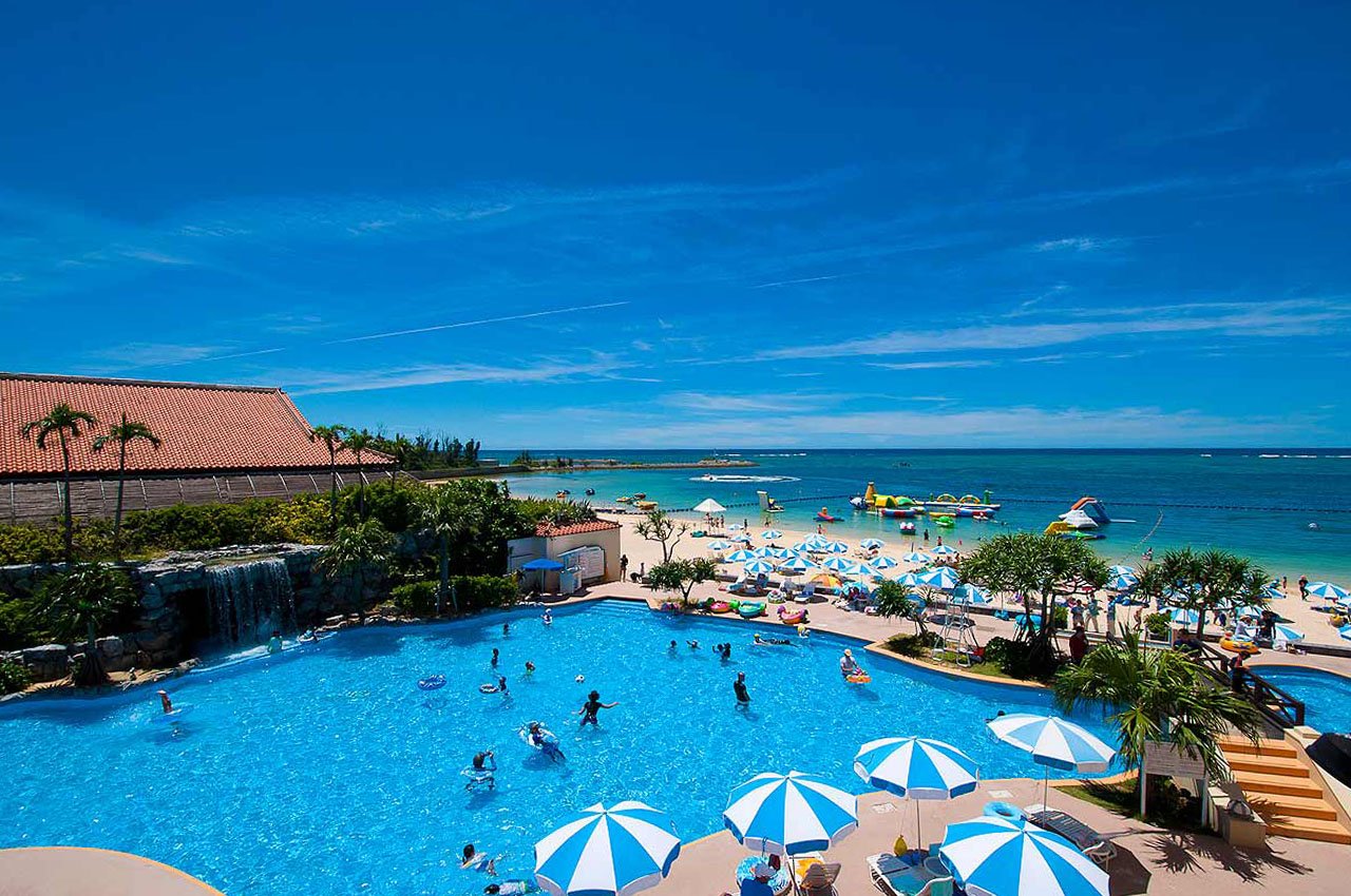 🏊 Pool Area