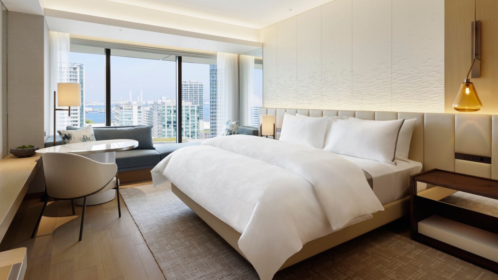 🌃 Night View Room